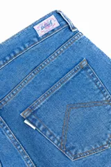 Bermuda de jean azul claro, 100% algodón, con cinco bolsillos y botones color cobre.