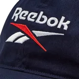 Gorro de béisbol azul marino con logo Reebok bordado en blanco y rojo en el frente.