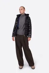 Campera puffer color beige claro, con capucha y cierre frontal.