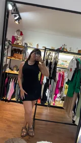 Vestido negro ajustado al cuerpo, con cuello halter y largo mini.