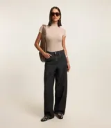 Body negro con cuello alto, mangas cortas y ajuste ceñido al cuerpo. Confeccionado en poliamida con elastano por la marca Cortelle.