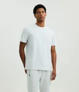 Pantalón deportivo masculino liso color negro, con ajuste elástico en la cintura y bolsillos laterales.