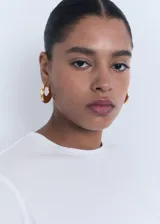 Camiseta de corte recto y diseño básico, con cuello redondo y mangas cortas. Confeccionada en algodón orgánico.