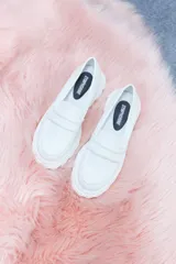 Mocasines blancos de cuero vegano con suela track y detalle de antifaz.