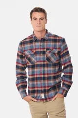 Sobrecamisa de viyela gruesa con diseño de cuadros en tonos azul y bordó. Cuenta con cuello clásico, cierre frontal con botones y dos bolsillos delanteros con solapa y botón.