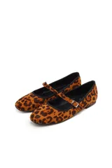 Ballerinas planas con estampado animal print de leopardo, diseño estilo Mary Jane con tira ajustable en el empeine y hebilla metálica.