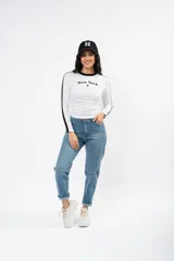 Remera de manga larga ajustada al cuerpo, color negro con cuello redondo blanco y franjas blancas laterales en las mangas. Presenta un estampado frontal con la inscripción 'Los Angeles' y una estrella pequeña.