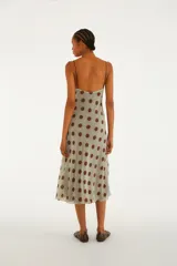 Vestido midi de breteles finos color verde grisáceo con estampado de lunares marrones, escote en V con detalle de encaje marrón y silueta fluida.