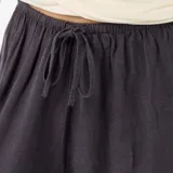 Pantalón gris de corte holgado, tiro alto y diseño tipo bombacho, con cintura elástica y bajo fruncido ajustable.