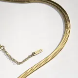 Gargantilla dorada de acero con baño de oro 18k, flexible y de espiga chata.