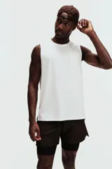 Musculosa deportiva blanca de corte estándar, con cuello redondo y tecnología DryMove para absorción del sudor.