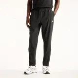 Pantalón deportivo New Balance de hombre, modelo Stretch, color negro con cintura elástica y logo blanco en la pierna izquierda.