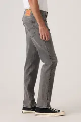 Jeans Levi's 502 Regular Taper de corte regular con pierna cónica y tiro medio, en tono gris oscuro con efecto lavado.