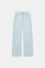 Jeans de tiro alto con cintura ancha, diseño de cinco bolsillos y pernera recta. Cierre frontal con cremallera y botón metálico.