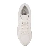 Championes New Balance modelo 204L de estilo running, color blanco, con detalles en tonos gris claro, confeccionados con superposiciones de gamuza y malla, y el clásico logo "N" en el lateral.