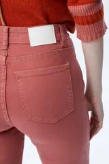 Jean acampanado color ladrillo, de tiro medio/alto, confeccionado en denim coteado.