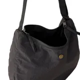 Bolso tipo morral de diseño curvo y ligero, color negro, con cierre de cremallera y correa ajustable para el hombro.