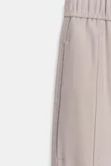 Pantalón pijamero color bordó, de tiro medio, con cintura elástica ajustable con cordones. Incluye bolsillos laterales ocultos en costura y bolsillos de plastrón en la espalda.