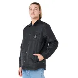 Campera tipo sobrecamisa acolchada de Rip Curl, color negro, con cierre frontal de botones a presión, cuello camisero de pana y bolsillo en el pecho con etiqueta de la marca.