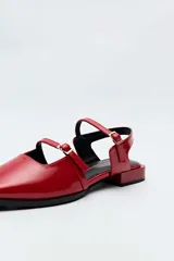Sandalias chatitas Daniel Cassin color negro con textura símil reptil, punta cuadrada, taco bajo y doble tira delgada con hebilla metálica.