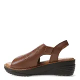 Sandalias de cuero color suela con diseño de calados en la capellada, ajuste con velcro en el talón y suela de plataforma oscura.