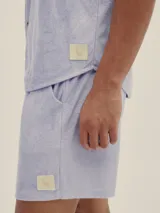 Shorts de toalla celeste con cintura elástica y cordón ajustable.