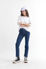 Remera negra de algodón, de corte recto y manga larga.