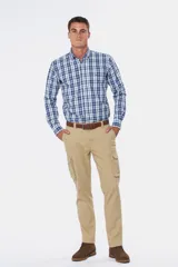 Pantalón cargo gris oscuro de gabardina con bolsillos laterales con fuelle y solapa.