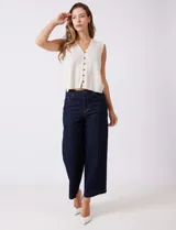 Chaleco de algodón color beige, marca Industry, con cuello en V y cierre frontal con botones marrones.