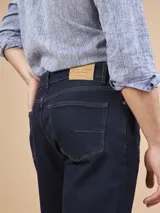 Pantalón de jean azul oscuro, de corte recto y tiro medio.