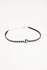 Gargantilla negra de gamuza con apliques de strass y dije circular plateado.