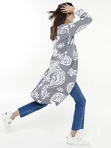 Spolverino largo gris con estampado de diseño morisco en blanco.