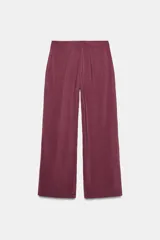 Pantalón de tiro alto color bordó, de corte ancho y pierna recta, con pinzas frontales y lazada ajustable en la cintura. El tejido presenta un acabado satinado o ligeramente arrugado.