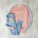 Buzo deportivo rosado de algodón con cuello redondo y mangas largas con franjas celestes. Estampado frontal con el texto "Duxon Jeans Los Angeles Est 1992".