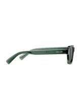Lentes de sol unisex con armazón rectangular de policarbonato en color verde oliva traslúcido. Presentan lentes polarizados en tono verde oscuro con protección UV 400 categoría 3.
