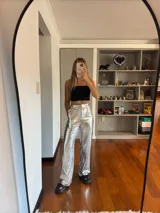 Pantalón plateado metalizado de corte recto y tiro alto.