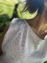 Vestido corto celeste de algodón, corte oversize y sin mangas.