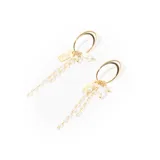 Aros colgantes dorados con forma de aro y colgantes de perlas blancas.