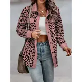 Sobre camisa de pana con estampado animal print, cuello camisero, mangas largas y cierre frontal con botones.