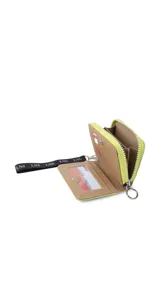 Billetera corta de diseño capitoneado con cierre perimetral y solapa frontal. Cuenta con compartimentos internos para tarjetas y billetes, e incluye una correa de mano desmontable.