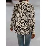 Sobre camisa de pana con estampado animal print, de corte suelto y manga larga. Presenta cuello italiano, cierre frontal con botones y bolsillos en el pecho.