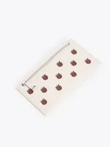 Billetera rectangular de cuero vacuno color rosado, con estampado de frambuesas y doble cierre superior.