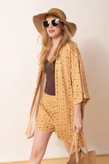 Conjunto de kimono y short con estampado de flores color naranja.