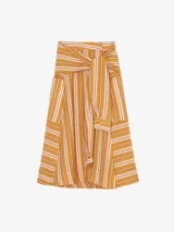 Falda larga cruzada de viscosa con textura arrugada, de silueta amplia y bolsillos laterales. Presenta un diseño original que simula mangas de camisa atadas a la cintura a modo de cinto, con patrón de rayas verticales y horizontales en tonos mostaza, blanco y rosado.