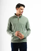 Buzo de tejido de punto negro, con cuello alto y cierre frontal parcial.