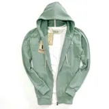 Campera con capucha verde agua, con cierre frontal y bolsillos tipo canguro.