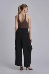 Pantalón cargo negro de corte ancho, con bolsillos laterales con fuelle y trabillas en la cintura.