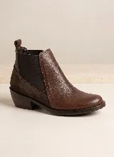 Bota tipo Chelsea de cuero marrón, con paneles laterales elásticos y taco bajo cuadrado. Presenta una combinación de texturas en cuero liso y gamuza en la parte posterior.