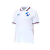 Remera polo blanca de piqué con cierre corto, cuello y puños con detalles tricolor (azul, blanco y rojo). Incluye logo de Umbro bordado en azul y escudo del Club Nacional de Football estampado.