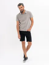 Bermuda de gabardina negra, de corte clásico y ajuste con botón y cierre frontal.